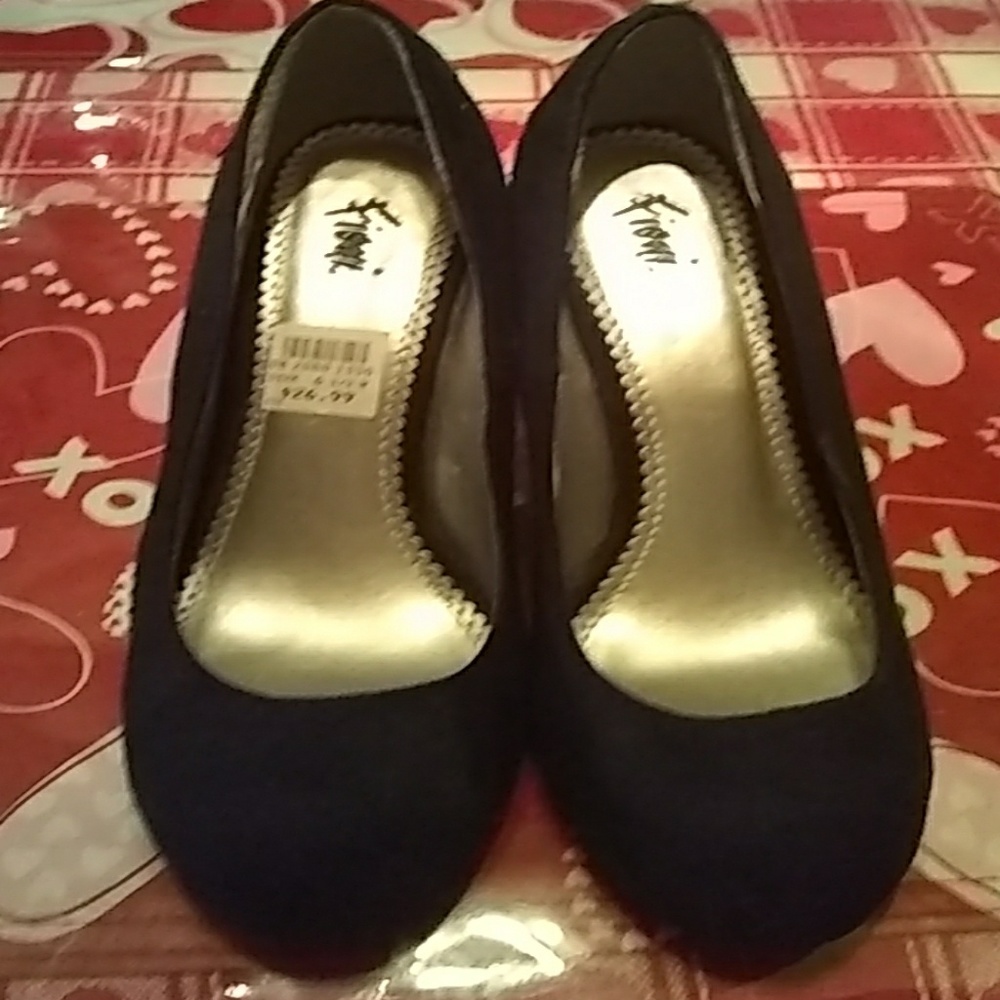 Fioni Black Suede Pumps